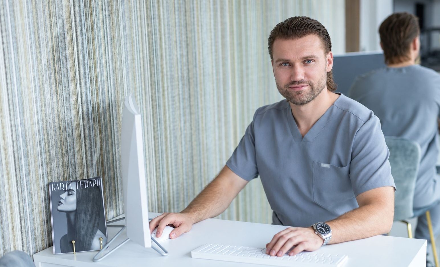 Dr n. med. Marcin Nylec w gabinecie